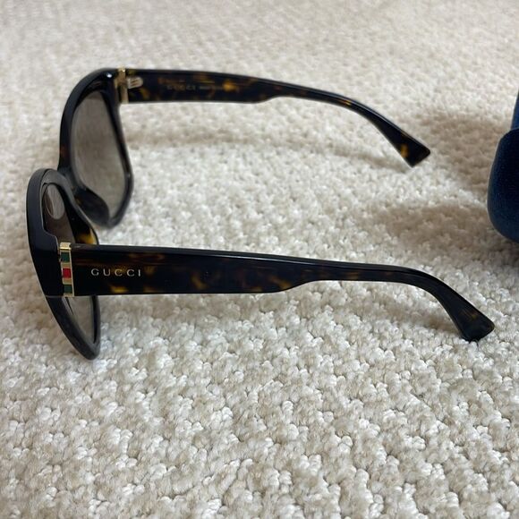 Gucci Tortoise Shell Sunglasses with Case - Picture 3 of 7